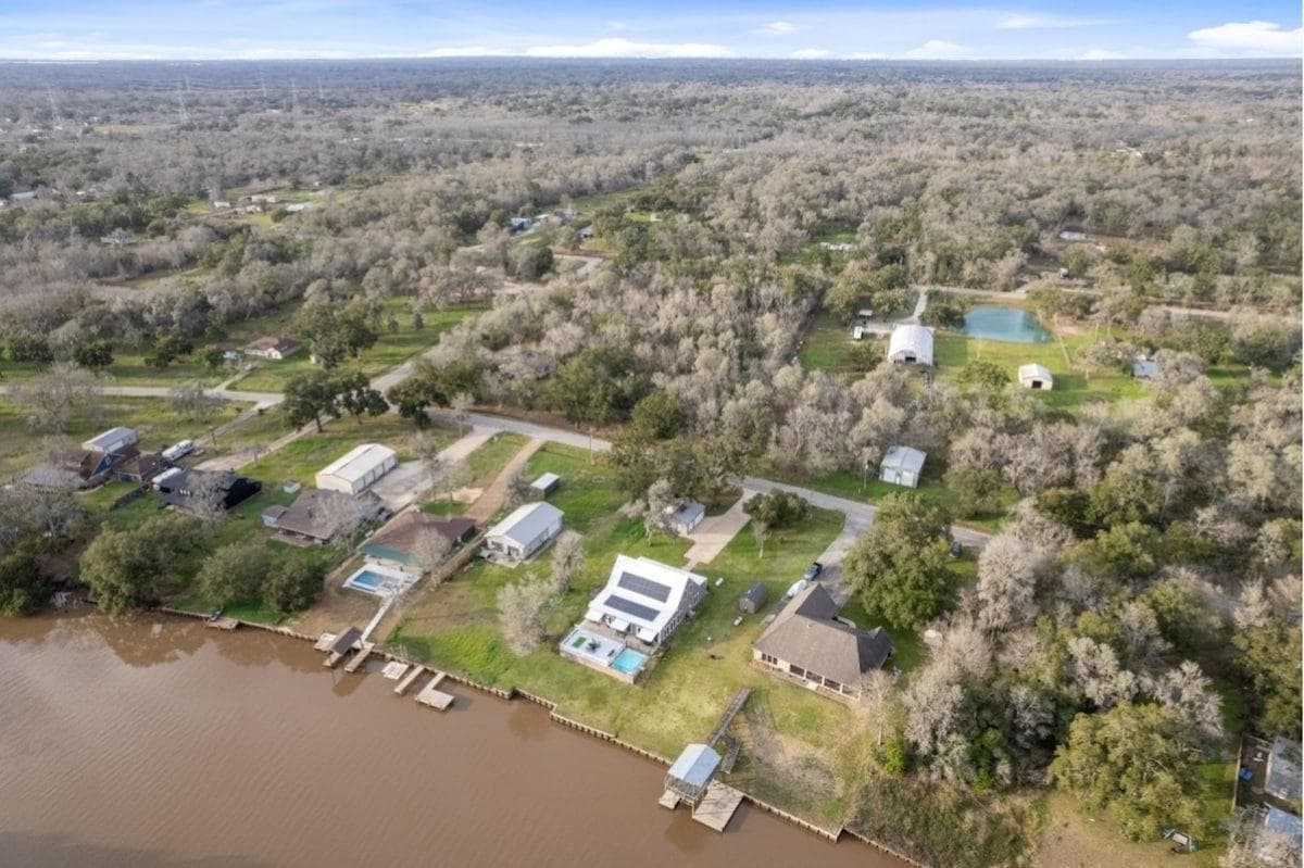 A house with a riverside view is not just a place to live, but a lifestyle. It offers a unique and enriching experience that can bring a deeper appreciation for nature, and provide a sense of luxury and exclusivity.